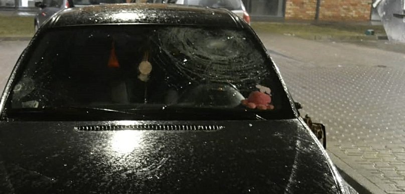 Ojciec i syn zatrzymani! Roztrzaskali BMW pięściami. Poszło o sprawy...