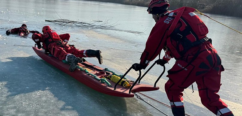 Czarny scenariusz w Smogorzewie. Załamał się lód. Tak wyglądała ewakuacja