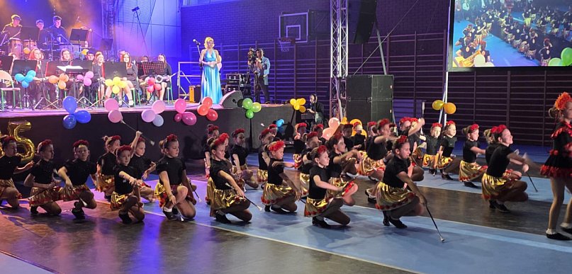 Wielowymiarowy i multikolorowy... Dotrzymali słowa. Zrobili widowisko!