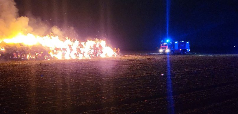 Słoma zapłonęła, wiatr zrobił resztę. Podejrzewają, że doszło do podpalenia