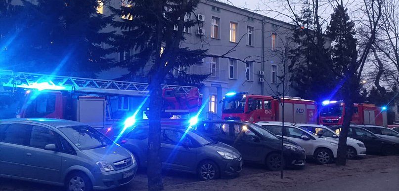 Nerwowy poranek w szpitalu. Na miejsce dotarły aż trzy zastępy straży pożarnej