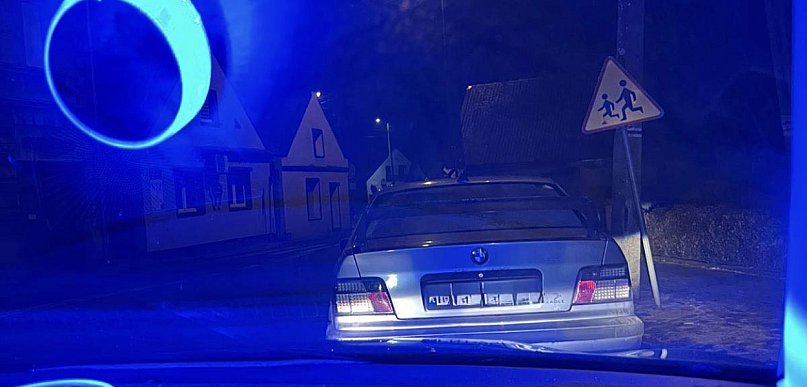 Załapał się jako pierwszy? Drogowy popis skończył się marnie dla 22-latka w BMW