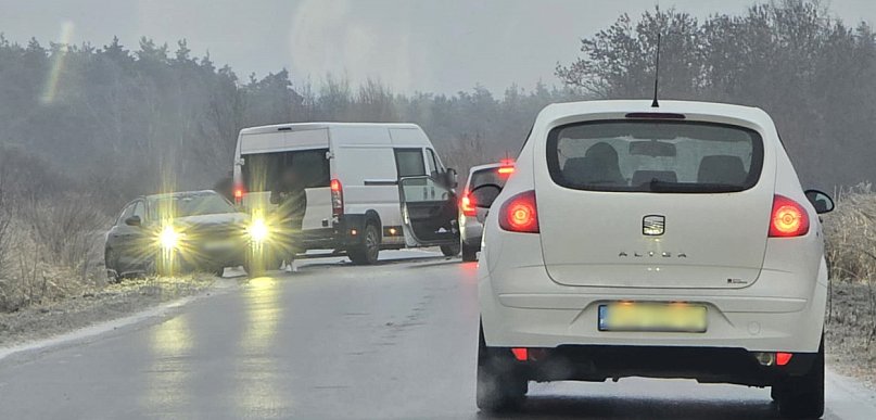 Kolizje, zatrzymane tiry i samochody bez szans pod górę. Tak wygląda sytuacja...