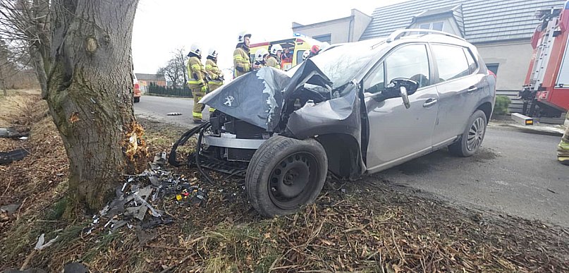 Auto roztrzaskało się o drzewo. Kierowca w szpitalu. Mówi, że nie pamięta nic