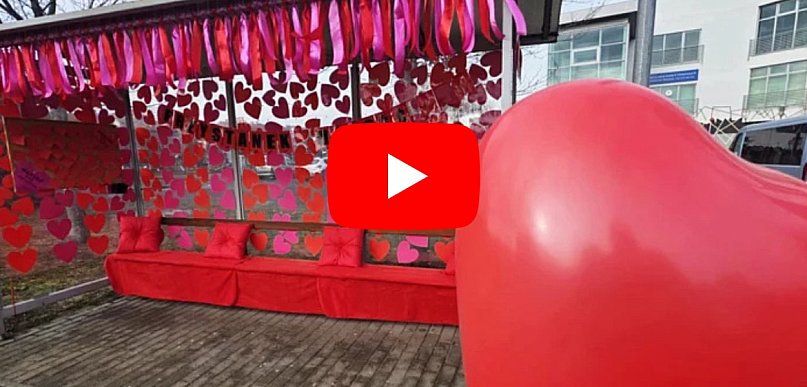 "M" jak przystanek! To miejsce, aż kipi miłością! Tu się nie czeka, tylko wzdycha