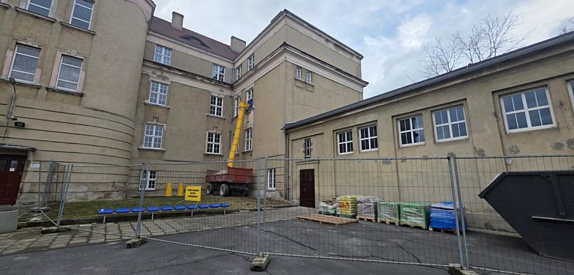 Wygrodzili teren i zaczęli prace. Od strony boiska widać to najlepiej