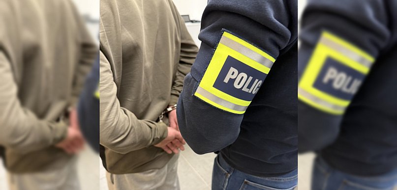 Był środek dnia. Nie wiedział, że ktoś jest w mieszkaniu. Wczoraj usłyszał zarzuty