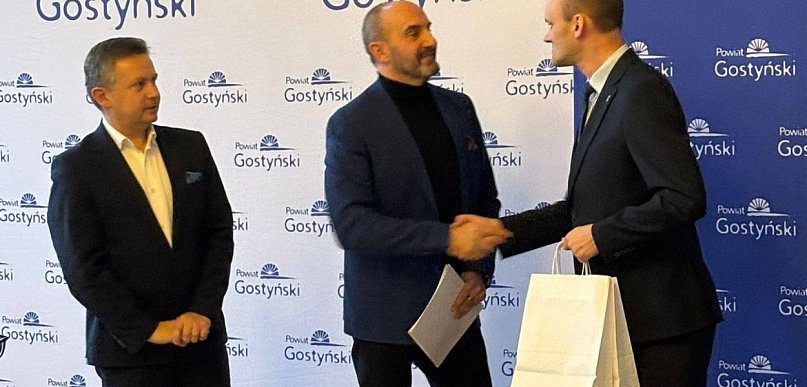 Dzień podpisów i planów. Prawie pół miliona ruszyło w teren