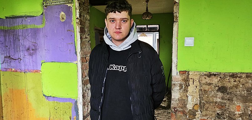 Pochował ojca, pochował matkę... Teraz ma tylko brata i dom, który się sypie