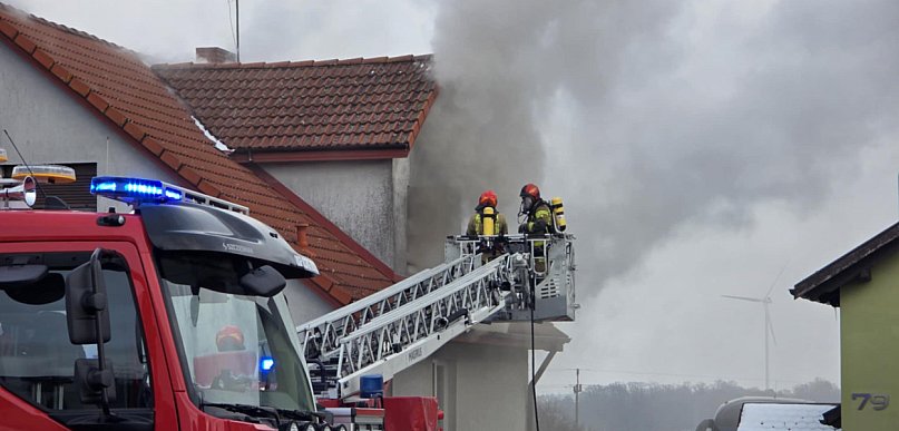 Płonie budynek mieszkalny w Gostyniu. Sytuacja wygląda bardzo poważnie...