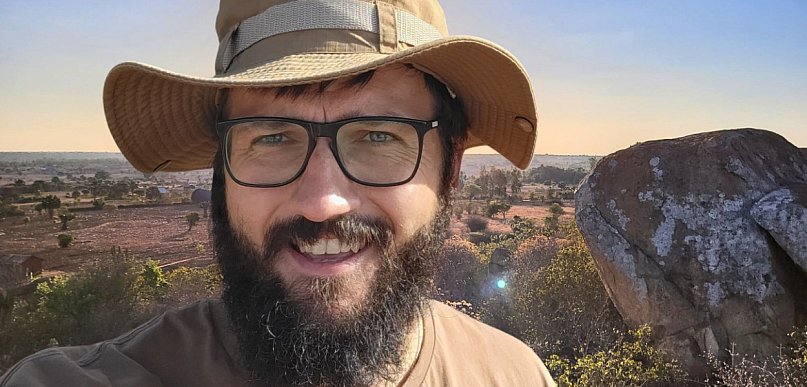 Tym razem poznał Afrykę bez filtra... W tle protesty i strach, że poleje się krew