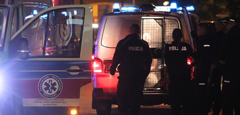 Makabryczne odkrycie na osiedlu! Nie żyje 39-letni mężczyzna. Obok leżała broń