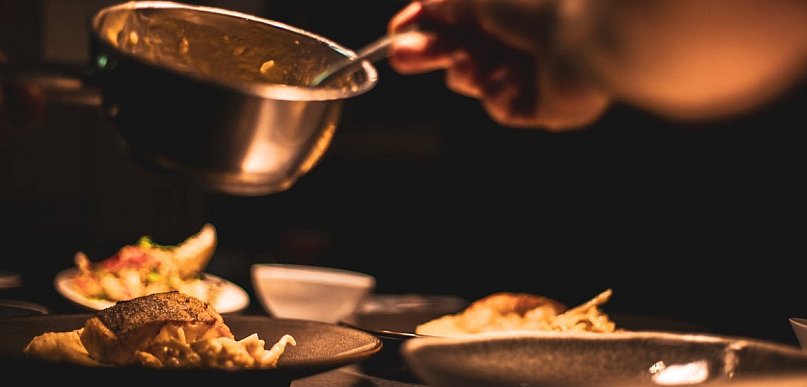 Gotowanie jak w profesjonalnej kuchni: niezbędne akcesoria i składniki