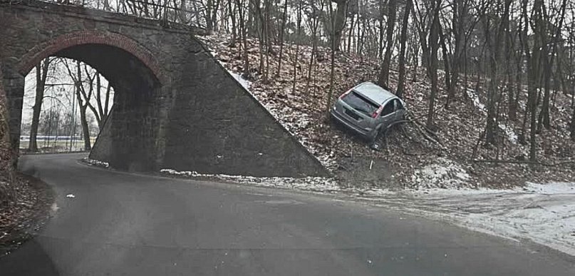 Co wydarzyło się przy wiadukcie w Gostyniu? Sytuacja dziwna, auto bez...