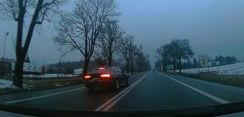 Myślała, że nikt nie widzi? Świadek wszystko nagrał, a dziewczyna...