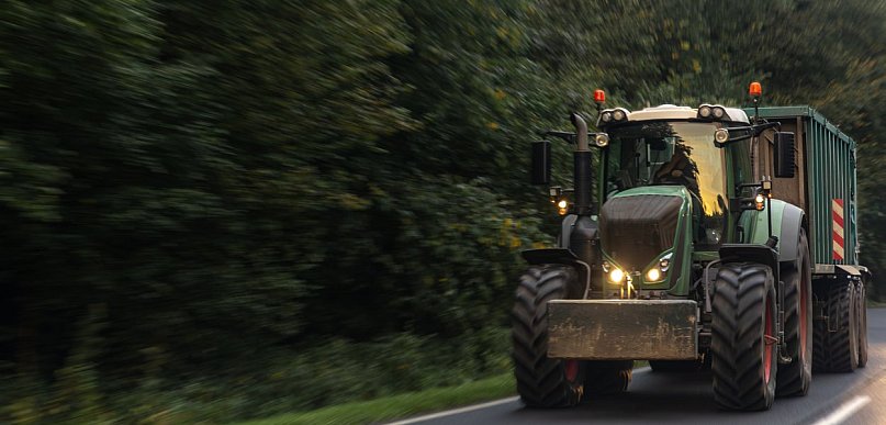 Lampy do ciągnika rolniczego – jakie oświetlenie jest wymagane, a jakie warto doda