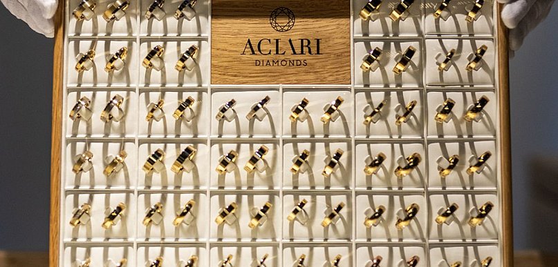 Wyjątkowe pierścionki z dwukolorowego złota - czy warto je wybrać na zaręczyny?