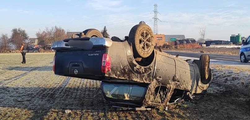 Terenowe auto wypadło z drogi i dachowało w polu. W środku trzy osoby