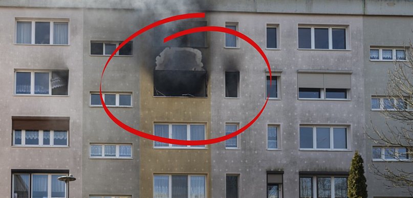 Pożar mieszkania w bloku. Ogień odciął niektórym drogę ewakuacji.