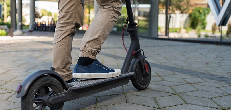 Koniec jazdy po drogach! Hulajnoga, to nie zabawka. Dziś wchodzą...