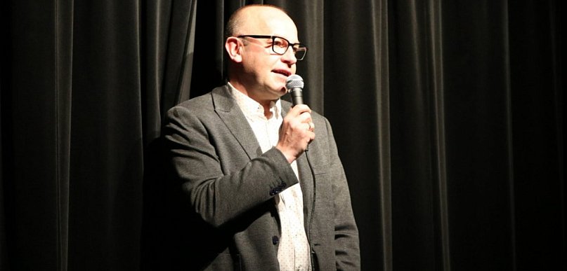 Miało być śmiesznie, ale...  Spektakl "się posypał", biblioteka zwraca za bilety