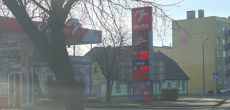 Kolejne granice na stacjach paliw pękają. Lokalne ceny przebiły średnią krajową