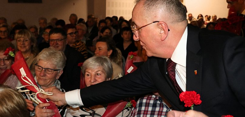 Z rozmachem, humorem, goździkiem i rajstopami. Sala pełna, plan wykonany...