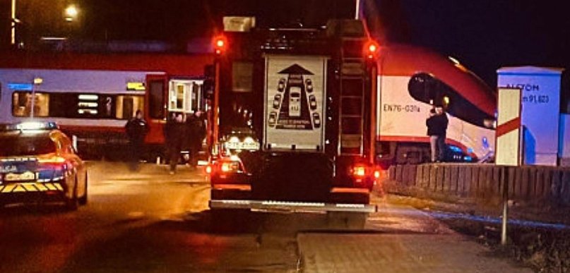 Na przejeździe kolejowym, samochód zderzył się z pociągiem! Kierująca...