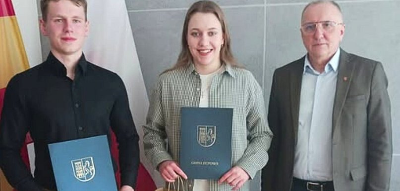 Michalina Wycisk i Eryk Nowacki zostali nagrodzeni przez władze gminy. Oboje...