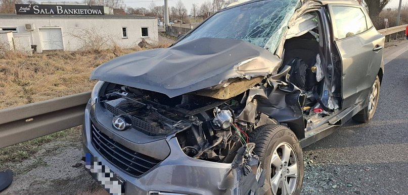 Wjechała na obwodnicę, prosto pod ciężarówkę z drewnem. Była zakleszczona