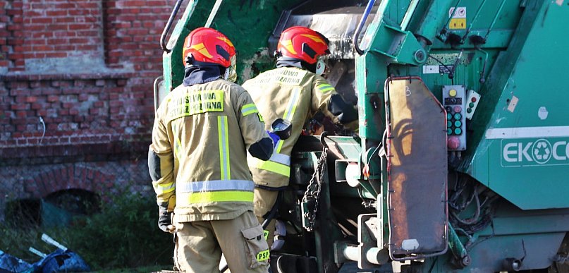 W trakcie pracy nagle pojawił się dym. Śmieciarka odjechała pod eskortą...