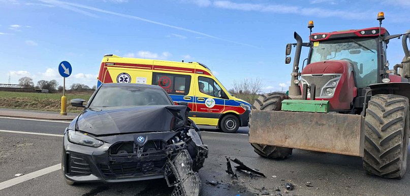 Skręcał w lewo i nie zdążył. Ciągnik cały, ale BMW zniszczone