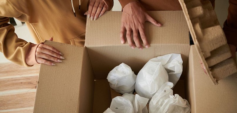 Jak przestać płacić za "powietrze" w paczkach? Optymalizacja wagi gabarytowej w e-