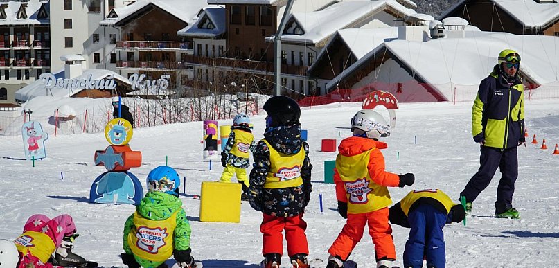 Przedszkole narciarskie: kiedy zacząć i jakie korzyści daje nauka jazdy dla najmło
