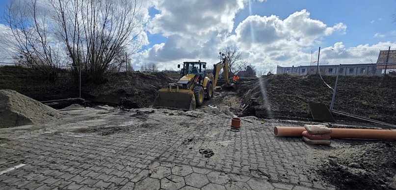 Przerwany wał i ogromna dziura!  Wiemy co montują przy torze kartingowym...