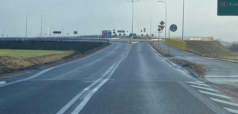 Przyjrzał się nowej drodze i zauważył coś nietypowego. Chodzi o jeden detal