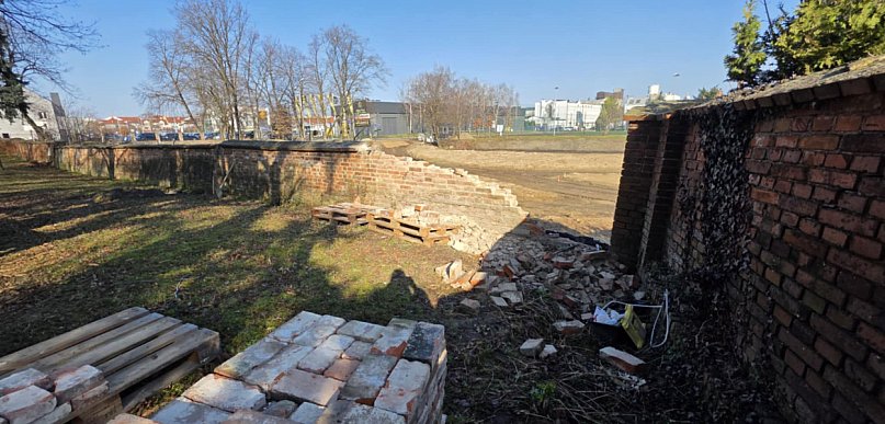 Mur przy farze od dawna się sypał. Teraz znika, cegła po cegle. Pytamy co dalej?