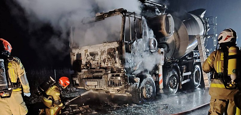 Samochód ciężarowy stanął w ogniu. Z kabiny kierowcy został  wrak