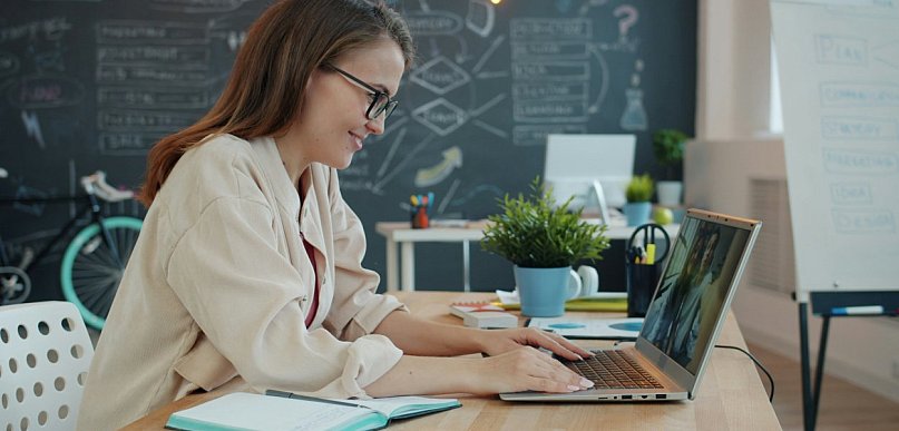 Kursy online a praktyka: jak ćwiczyć umiejętności opiekunki osoby starszej...