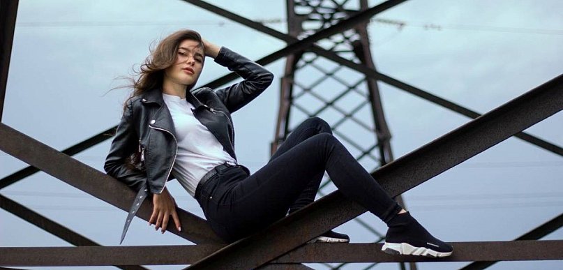 Kurtka wiosenna damska: jak dopasować model do swojej sylwetki?