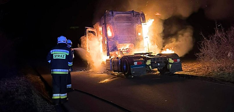 Nocny pożar ciągnika siodłowego. Kierowca zdążył się ewakuować. Auto spłonęło...