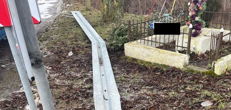 Auta wpadały w poślizg i uderzały o skarpę. Efekt? Zniszczona konstrukcja...