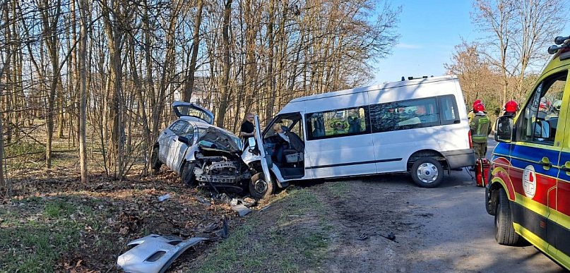 Poważny wypadek w sąsiednim powiecie. Pięć osób zostało rannych