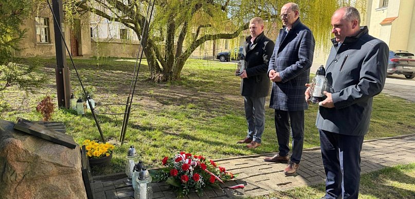 Władze Ponieca pamiętały o 21. rocznicy śmierci pierwszego, honorowego ...