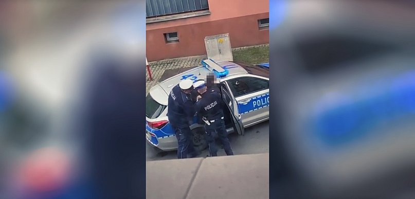 Zobaczyła co zrobił i dała znać policji. Chwilę później nie było już wątpliwości