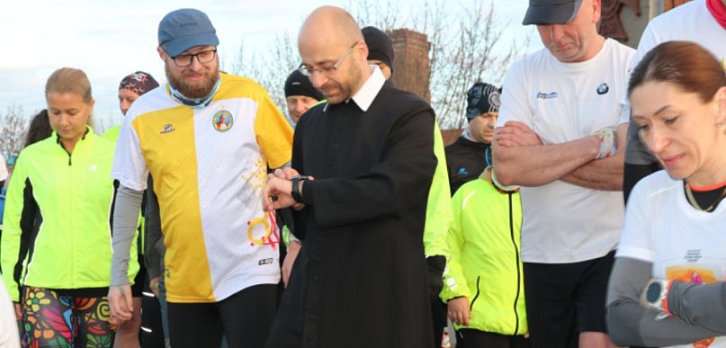 Ruch, modlitwa, wiara. Na koniec medal i kubek wody. Nie wszyscy zaczęli od stołu