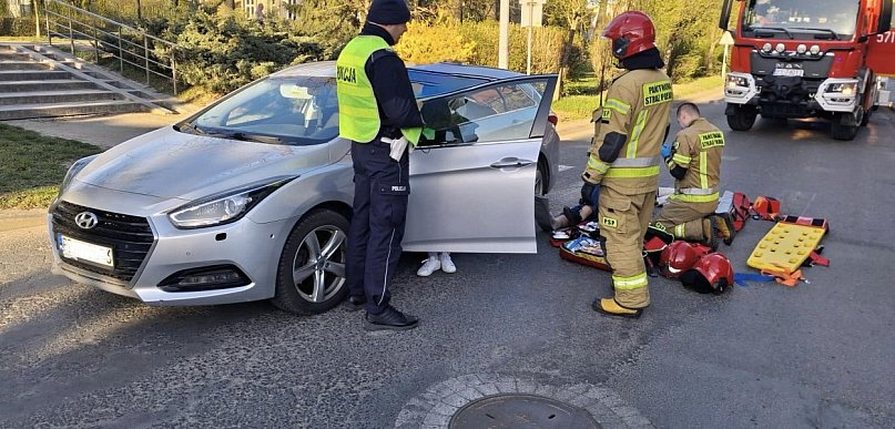 Groźne potrącenie na pasach. Samochód uderzył w dwoje 60-latków