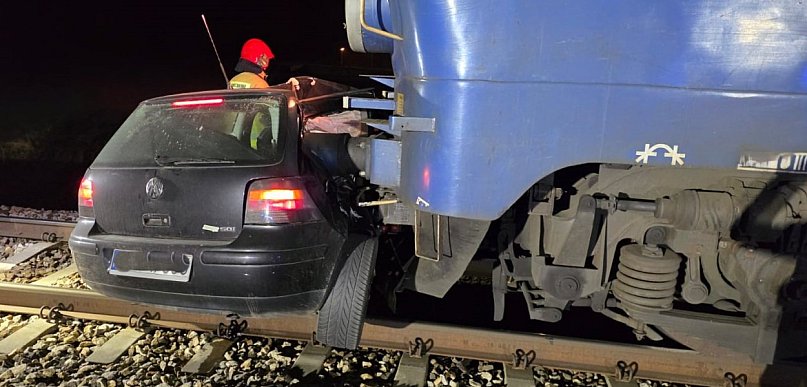 Wjechał na tory i uciekł. Chwilę później pociąg uderzył w auto