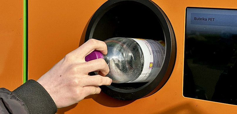 Butelki i puszki wracają na masową skalę. Podano najnowsze liczby