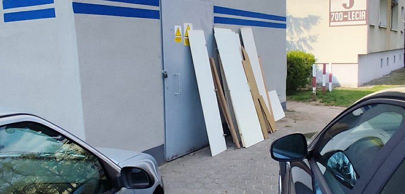 Odpady stanęły nie tam, gdzie powinny. Blokowały dostęp. Straż Miejska musiała...